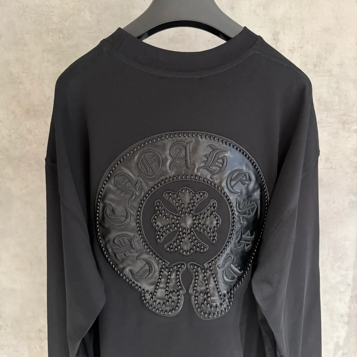 🅿️350 [Strict quality control] CH Croixin's new long-sleeved sweatshirt T-shirt. Heavy 420g double yarn fabric. Beaded and embroidered on the front. Wash the whole garment twice. Frayed and torn on all four sides. Heavy fabric. The neckline is made of icy Salona. Loose fit. Deep, wide and stylish. No deformation or shrinkage. Color: 3 colors, black, white and gray. Size: M-2xl
